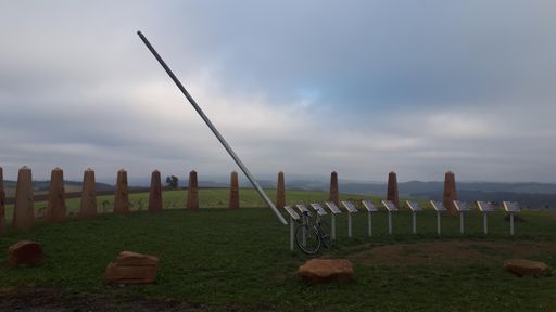 Reiserberg mit Sonnenuhr, im Hintergrund der Donnersberg