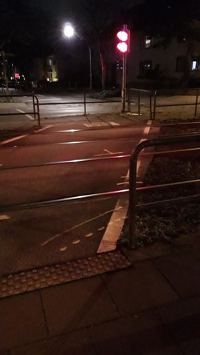 Strassenbahn ist richtung die Kreuzung unterwegs