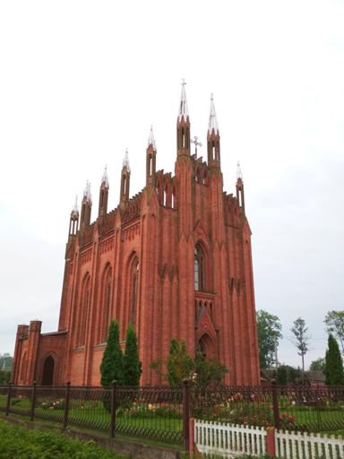 Церковь в Сарье в неоготическом стиле