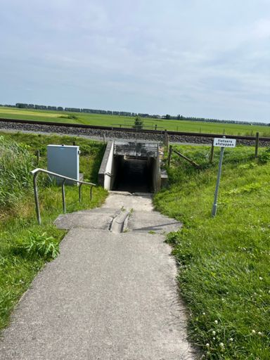 Onder het spoor door