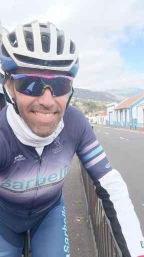 Con el Buff... y la chaqueta por debajo del maillot  🥶  
(no me sobró)