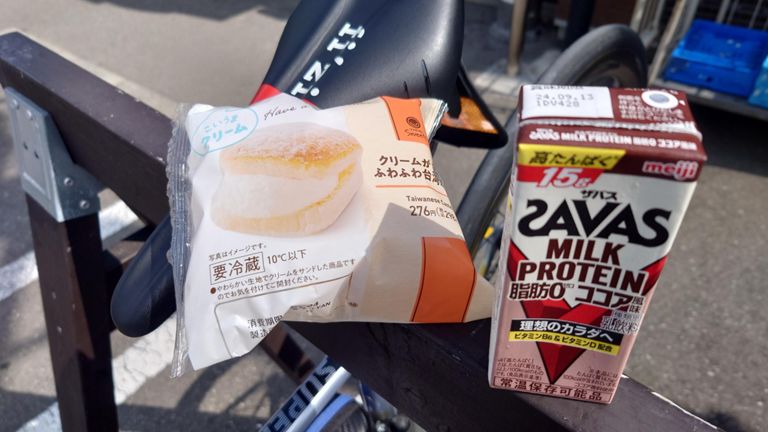 いつものファミマで登る前の補給。カロリー見て棚に戻してた台湾カステラ、ライドの時は罪悪感なく食べれる!