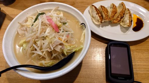 長崎ちゃんぽんと餃子。野菜たっぷりが嬉しいけど、舌火傷した😣