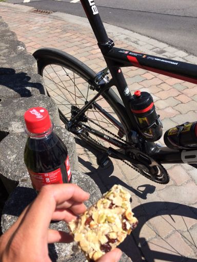 Cola, muesli bar en grote plateau...