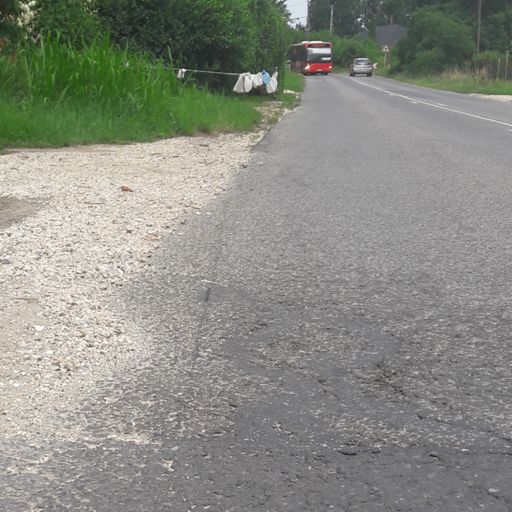 100m from the last left turn. This is my tire mark. I was pushed off road, was "getting ready" to crash, but somehow stayed on my bike! I was very very lucky! My camera already died 3km before... :(