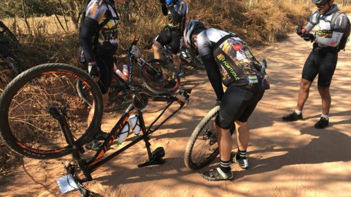 Pneu Rasgado logo no km 5.