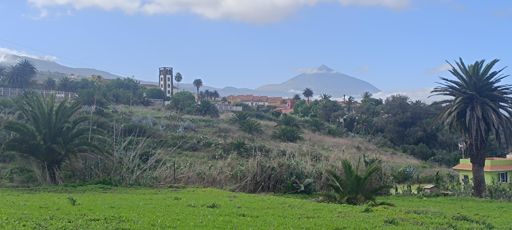 Una de las visiones del Teide que más me han impactado, desde la calle La Enamorada, paralela a la carretera de Guayonje, con la torre de la Iglesia de Santa Catalina en primer plano