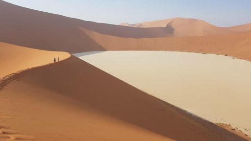 Finde den Fussgänger auf den Dünenkamm :) links ging es die Düne weiter hoch. War beeindruckend da oben!