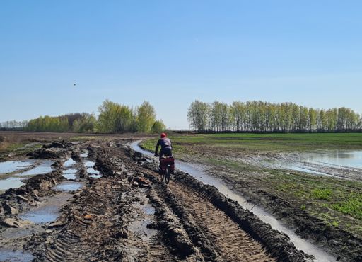 Таких мест немного, в основном сухо.
