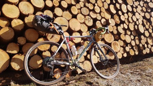 Klassiker: Fahrrad vor Holzstapel
