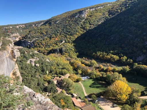 Auberge de Seguin, au fond des gorges de l’Aiguebrun et sous la falaise….