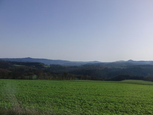 Blick auf die Hoche Acht (links) und die Nürburg (rechts)