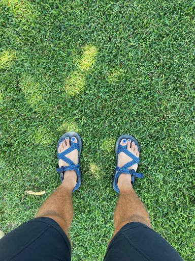 Pro tip: For extra watts, make sure your nails match your chanclas 💅🏽💁🏽‍♀️