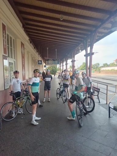 Brzce ranní sraz byl pro leckoho prubířským kamenem a nejtěžší zkouškou dne 😊