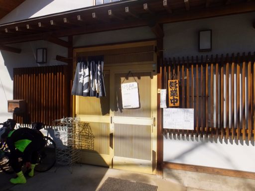 手打うどん かめ家到着。
食べ終わった12時過ぎにはもう終了していたので、11時過ぎに着いて良かったです。