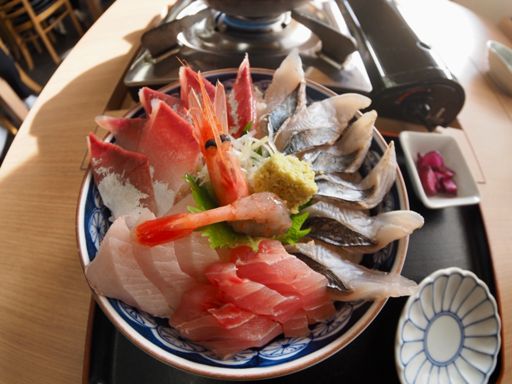 氷見港　魚市場食堂
氷見浜丼定食　やわやわ盛（並盛）
炙ってあるやつがやたら美味い