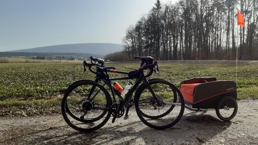 Pakko und die Gravelbikes vor dem Idarkopf