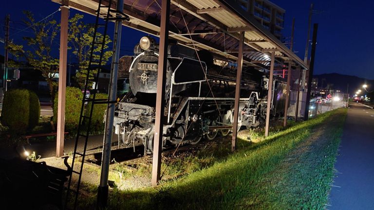 ライトアップされてる機関車もなかなかカッコいい。