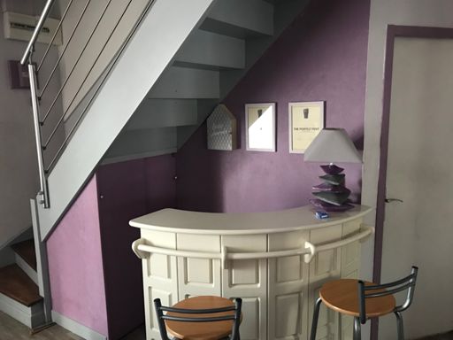 Prachtig paarse inrichting air bnb, zelfs meterkastje links in de hoek is meegeverfd