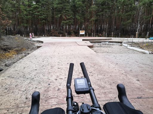 Neuer Kreisel am ehemaligen Abzweig nach Freienbrink. (nach den Betonplatten)