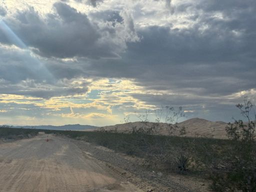 The dirt road to the sand dunes 
