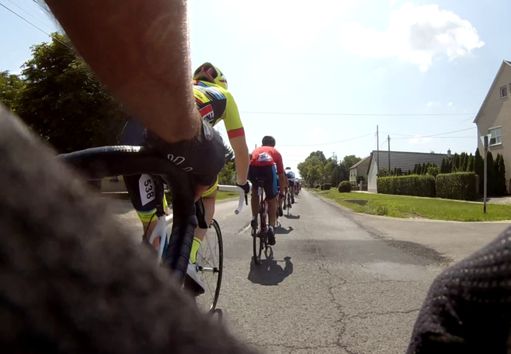 Itt majdnem vége lett a versenyemnek.  A második körben, Fehérvárcsurgón könyökölve csorogtam hátrafelé, amikor Arany Gabinak nem volt más lehetősége, mint nekemtámaszkodni, különben az Epronexes Gregó Zoltán elviszi a kerekét.   Mivel épp nem fogtam a kormányt, elég nagy mázli, hogy talpon maradtam!