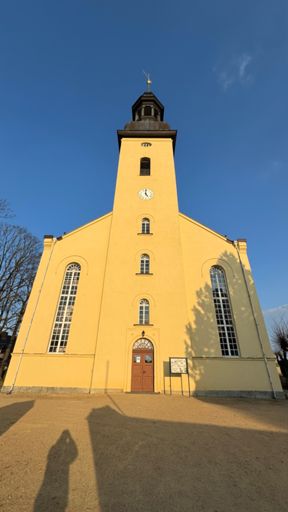 Die Großhennersdorfer Kirche in der Nachmittagssonne um Punkt um Fünf.