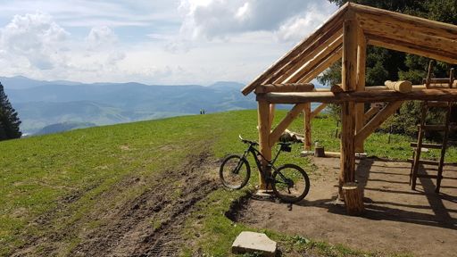 Rastie novy pristresok na Javorovom, stara budka nevydrzala napor poslednej zimy.