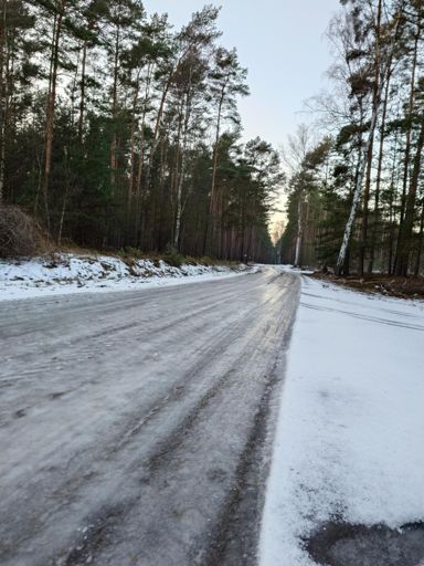 Lodowisko na dojeździe pożarowym nr 15 z Krążkowa do Starej Cegielni 