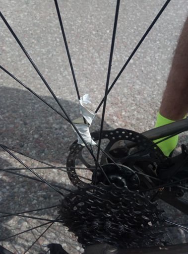 Pęknięta szprycha i naprawa jedynym znanym mi sposobem 😂