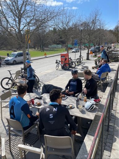 Post ride-fika. Vid bordet: Patrik Ekblad och Lucas Graf med ryggarna mot kameran. Mittemot: Nico Hinze och Rob. Foto: Micke Widemar Ström