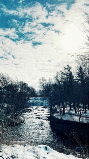 Monochromatic mirroring. 