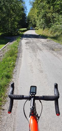 Helt vansinnigt vad eftersatt underhållet är på en del vägar. För att slippa trafiken en bit mellan Kungälv och Kode valde jag att köra via Olseröd mot Arnebo. Så här såg det ut på flera ställen. Minns att vägen var lite dålig 2017. Kunde inte drömma om att den inte var åtgärdad. Jag ska samla på mig lite sådana här foton och skicka in till kommunen och Trafikverket och utröna vad som pågår. Likadant är det med vägen efter älven och Marieberg. När man inte väljer hårt trafikerade vägar eller cykelbanor ser det alldeles för ofta ut så här. Detta är inte ok!