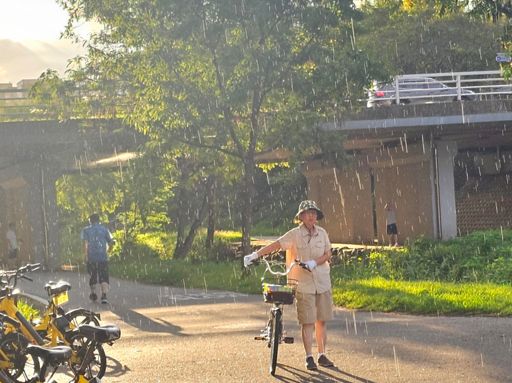 살짝 내린 비는 내가 흘린 땀보다 적음.