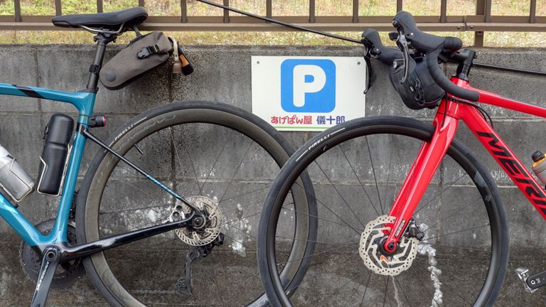 前回、臨時休業でやってなかったあげぱん屋さんで子供たちへのお土産を調達。