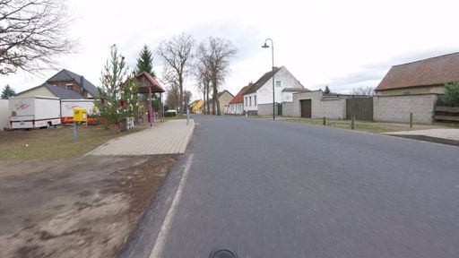 Weihnachtsschmuck neben der Haltestelle