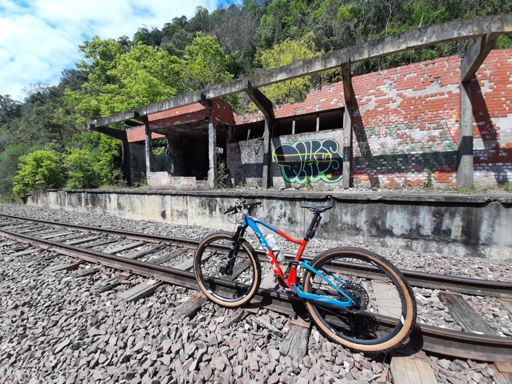 Estação ferroviária abandonada em Dois Lajeados...