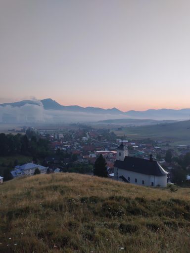 z vrcholu Stráne přes Ludrovou na horizont Tatier