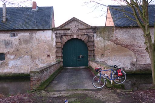 Die Weiße Burg in Friesheim hat auch schon bessere Zeiten gesehen.