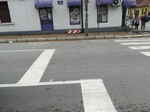 Jedino se u gradu Valjevu prvo asfaltiraju ulice, pa se naknadno menjaju ivičnjaci.