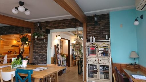 店内はインダストリアルとフェミニンな空間