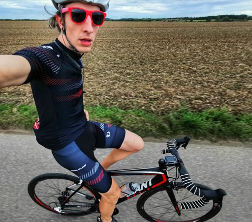 Die supergeile Ersatzsonnenbrille passt perfekt zum leicht debilen Gesichtsausdruck