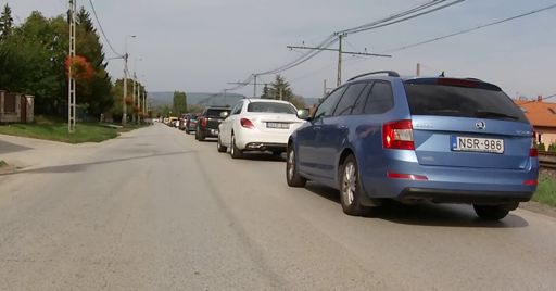 Budakalászon a HÉV-es kereszteződés után áll a kocsisor...   Mind kirándulók, vagy mi van?  Baleset, vagy útfeltúrás nem volt.