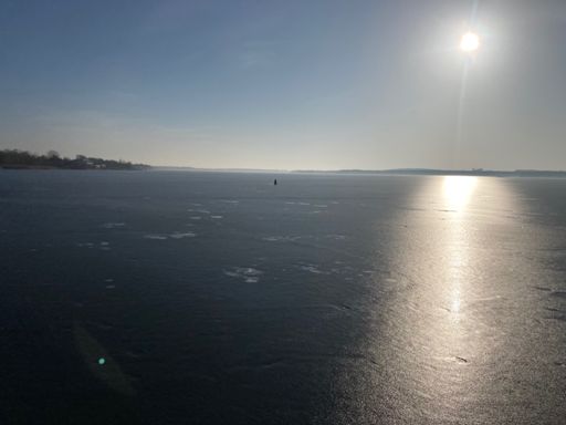 Noch leicht zugefrorener Senftenberger See um kurz vor 9 am Morgen.