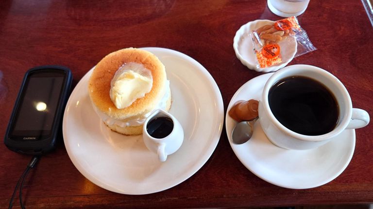 午後のコーヒー＆おやつ♪　ふわふわのホットケーキにはホイップと小倉あんがサンドされてます。