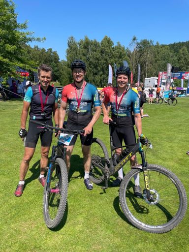 Da sieht man eine Menge guter Laune und Dankbarkeit: Ich gewinne eine Ausrede um 3 Minuten Pause zu machen, Martin rettet es den Tag - das nenne ich mal 'ne Symbiose.