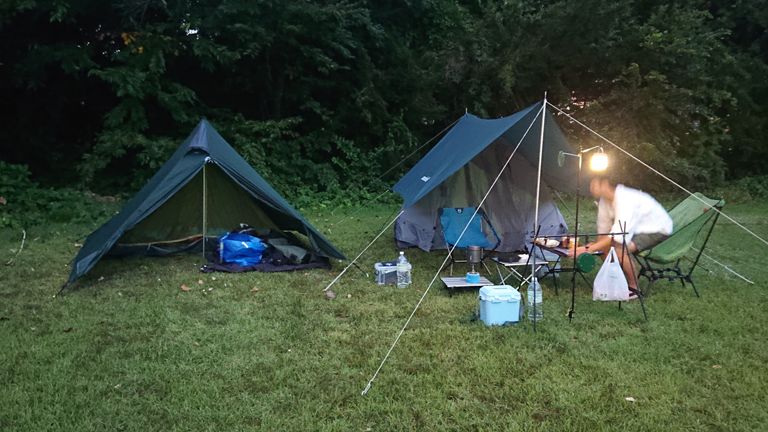 到着が遅くなる可能性があったので、遅くてもチェックインできそうな「HOTEL＆RESORT 山の内ヒルズ」のフリーサイトでテント泊。別途入浴料と入湯税580円でホテルのかけ流し温泉入れる♪
今回、真ん中の子の寝床確保のため、興味があったコットテント(の上だけ)と、ミニタープHXを新たに調達した。