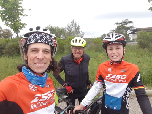 Les trois cycliste au point de ralliement