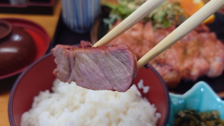 ぶ、ぶ厚いです😅　もはやポークステーキと言ってよいのでは?　顎、疲れました🤣