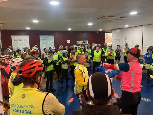 Para além da habitual reunião breveteira antes do depart, deu abrigo até a chuvada passar